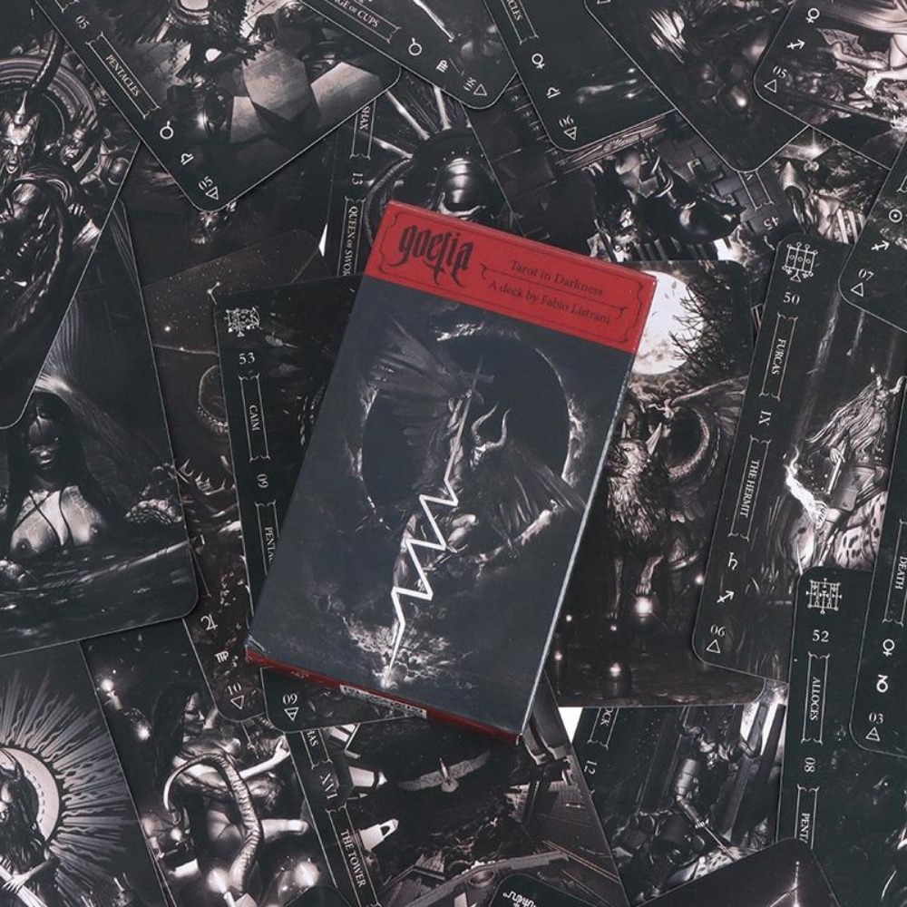 Desk Setup Dark - Jeu de cartes de tarot Goetia
